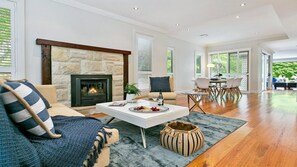 Televisio, takka, pöytäjalkapallopöytä, stereot