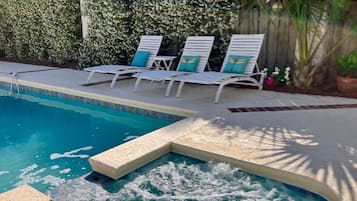 Een buitenzwembad en een verwarmd zwembad