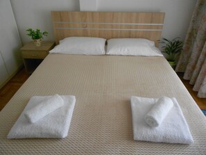 1 slaapkamer, een bureau, een strijkplank/strijkijzer, gratis wifi