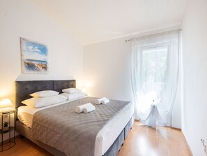 3 slaapkamers, een strijkplank/strijkijzer, reisbedje, gratis wifi