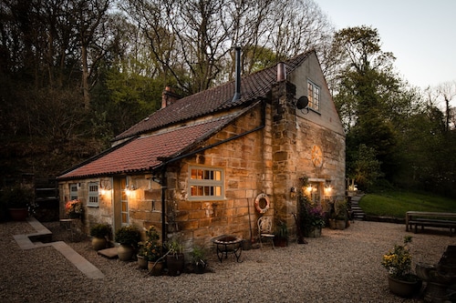 A luxury country cottage by the sea, 5 ensuite bedrooms, walkable to the harbour