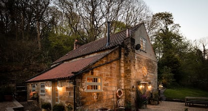 A luxury country cottage by the sea, 5 ensuite bedrooms, walkable to the harbour