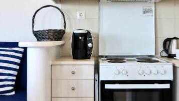 Villa, 2 habitaciones | Cocina privada | Refrigerador con congelador, horno y parrilla de estufa