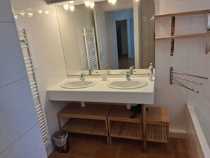 Combined shower/bathtub