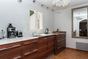 Frigorífico, microondas, placa de cocina y lavavajillas