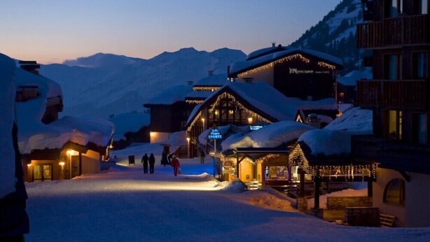 A snow-covered village with wooden buildings and a sign for 'Yachting Club'. - Pierre De Soleil -  Ski in/out, next to ski school, shops/restaurants -free wifi (Mâcot-la-Plagne)