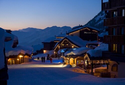 2 chambres / 2 salles de bains, 8 couchages. Ski in / out à côté de l'école de ski, des magasins / restaurants