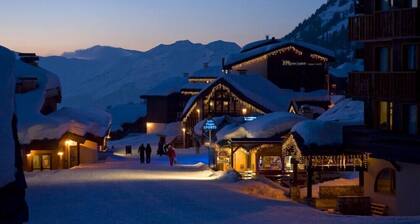 2 chambres / 2 salles de bains, 8 couchages. Ski in / out à côté de l'école de ski, des magasins / restaurants