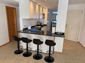 Jääkaappi, mikroaaltouuni, uuni, liesi