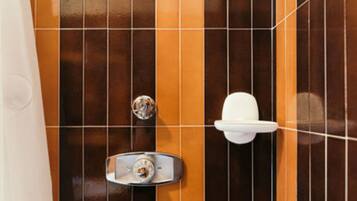 Badewanne, Haartrockner, Bidet, Handtücher