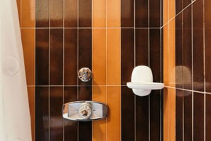 Badekar, hårføner, bidé og håndklær
