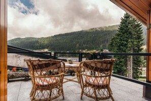 Outdoor dining - WOODEN FLAT WITH FOREST VIEW (Palù)