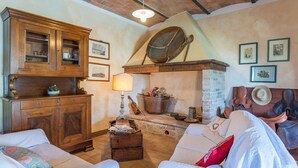 Un soggiorno accogliente con un mobile in legno, un camino e un divano confortevole.