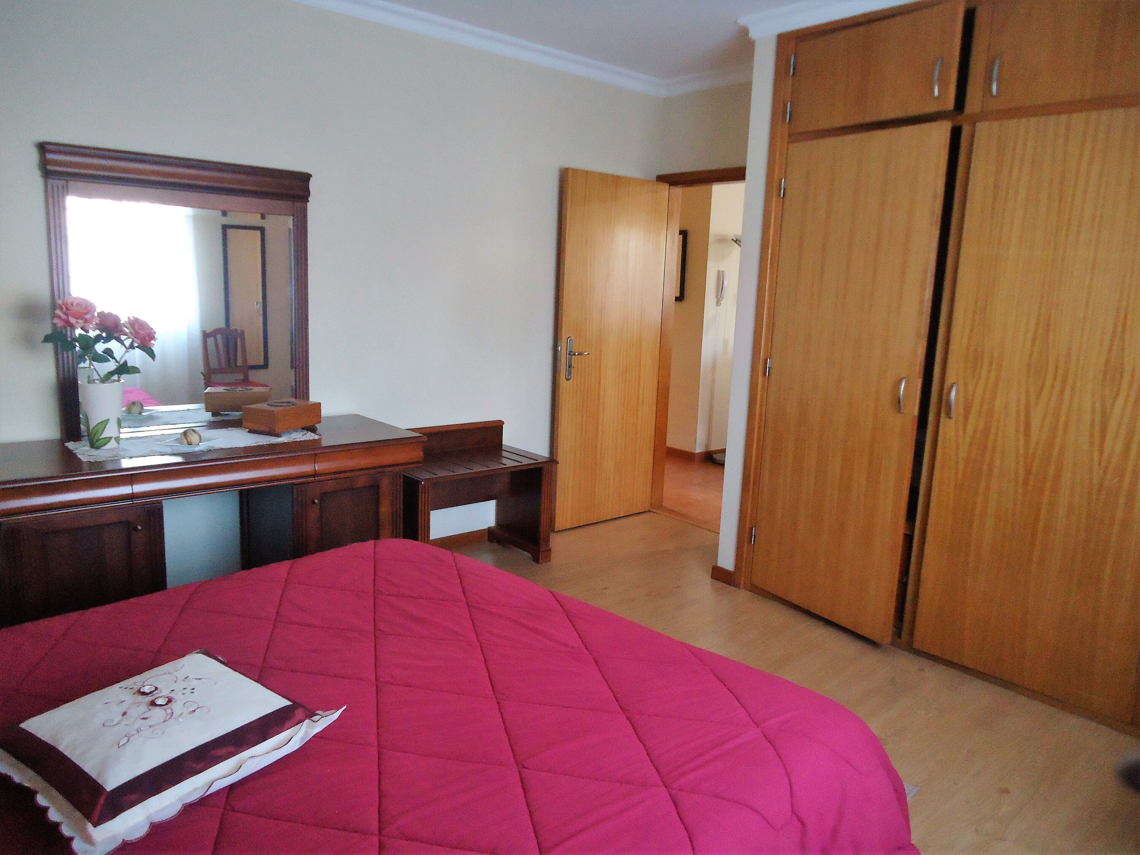 5 bedrooms, iron/ironing board, free WiFi, bed sheets