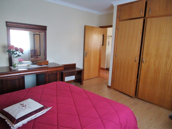 5 bedrooms, iron/ironing board, free WiFi, bed sheets