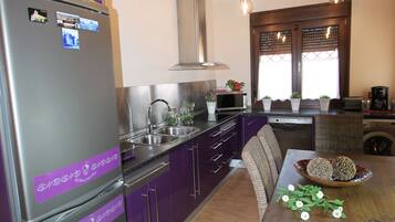 Frigorífico, microondas, horno y placa de cocina