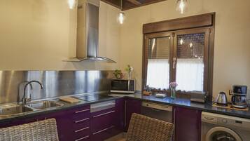 Frigorífico, microondas, horno y placa de cocina