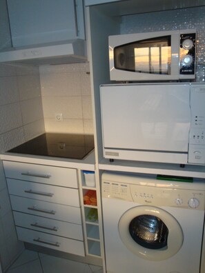Réfrigérateur, micro-ondes, plaque de cuisson, lave-vaisselle