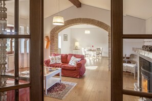 Televisión, chimenea y libros 