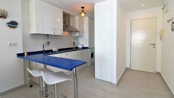 Réfrigérateur, micro-ondes, four, cafetiÚre/bouilloire