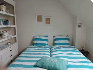 2 habitaciones, tabla de planchar con plancha y cuna de viaje