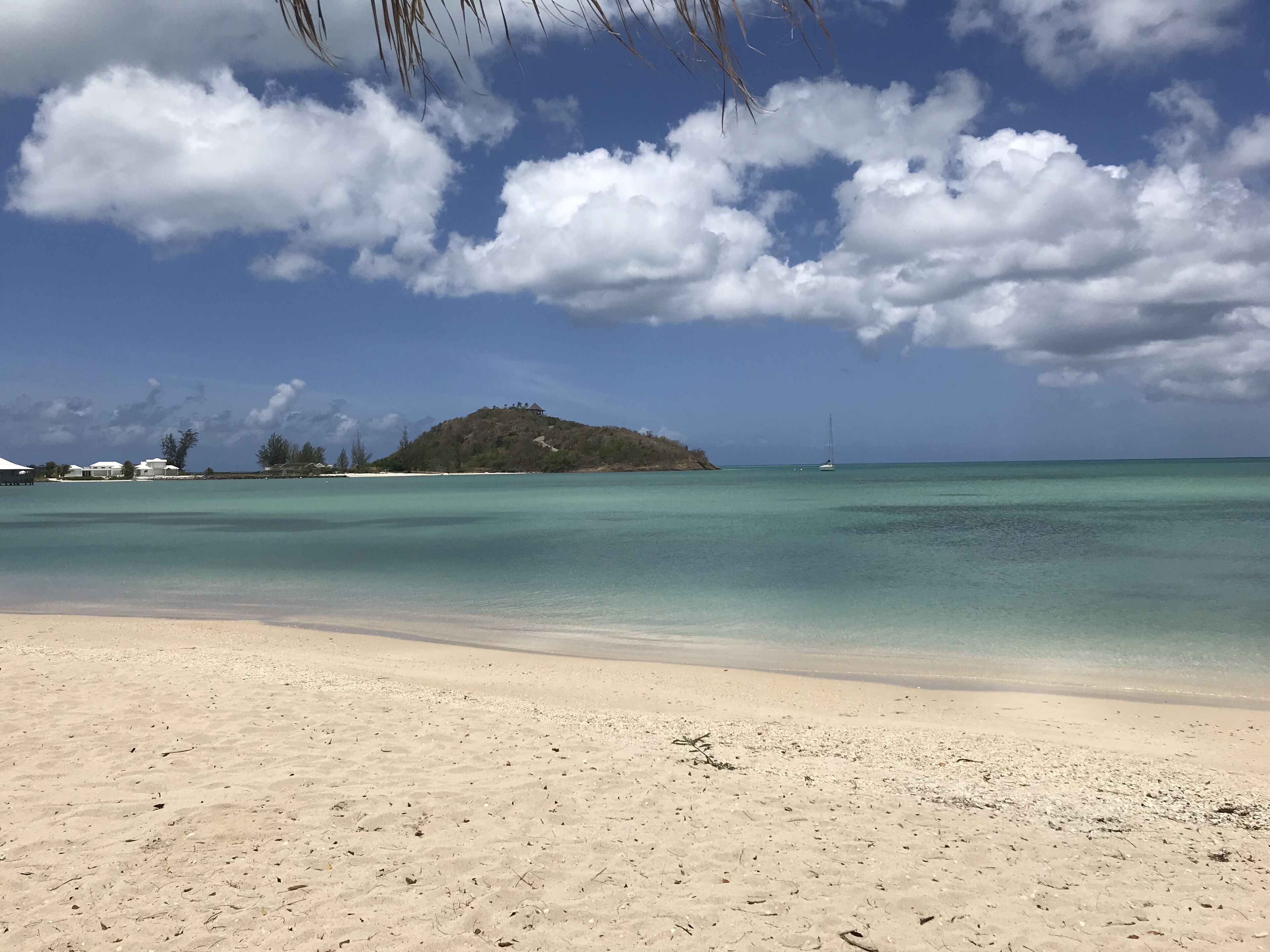 在海灘附近、躺椅、太陽傘