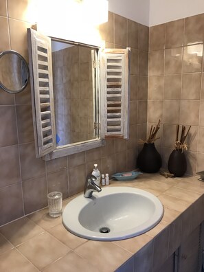 Hårføner, håndklær og toalettpapir