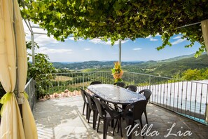 Outdoor dining - Private House with Exclusive Swimming Pool Heated and Amazing View (Boccheggiano)