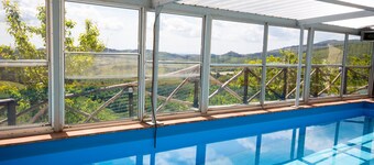 Casa con Piscina Privata Coperta Riscaldata e Vista Panoramica fino al Mare