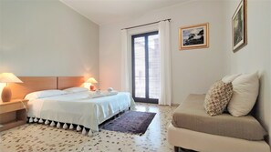 3 chambres, bureau, fer et planche Ă repasser, accĂšs au Wi-Fi (inclus)