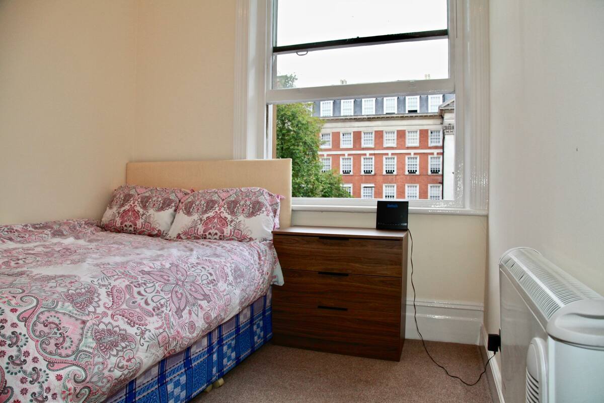 Chambre Double Standard, 1 lit double, salle de bains commune, vue ville