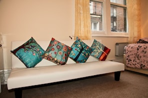 Chambre Double Standard, 1 lit double, salle de bains commune, vue ville