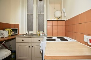 Chambre Double Standard, 1 lit double, salle de bains commune, vue ville | Cuisine partagée