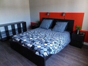 2 habitaciones, tabla de planchar con plancha, wifi y ropa de cama 