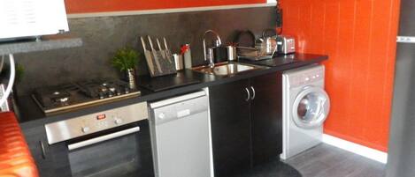 Een koelkast, een microgolfoven, een oven, een kookplaat