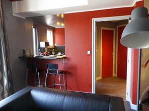 Televisie, een dvd-speler, boeken en een muziekbibliotheek