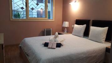 2 bedrooms, iron/ironing board, internet, bed sheets