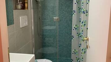Douche, sĂšche-cheveux, serviettes fournies, savon