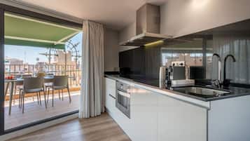 Een koelkast, een microgolfoven, een oven, een kookplaat