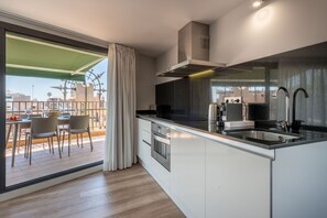 Fridge, microwave, oven, stovetop - Modern Penthouse L'Àguila in Palma Old Town with Terrace, Wifi, AC, Spacious! (Palma)