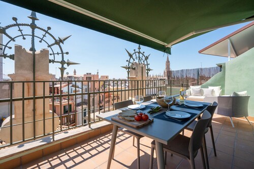 Modern Penthouse L'Àguila in Palma Old Town with Terrace, Wifi, AC, Spacious!