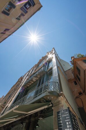 Exterior detail - Modern Penthouse L'Àguila in Palma Old Town with Terrace, Wifi, AC, Spacious! (Palma)
