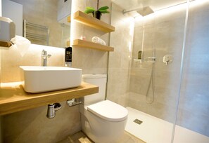 Regadera, amenidades de baño ecológicas, secadora de cabello, toallas
