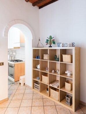 Kühlschrank, Ofen, Herdplatte, Wasserkocher mit Kaffee-/Teezubehör