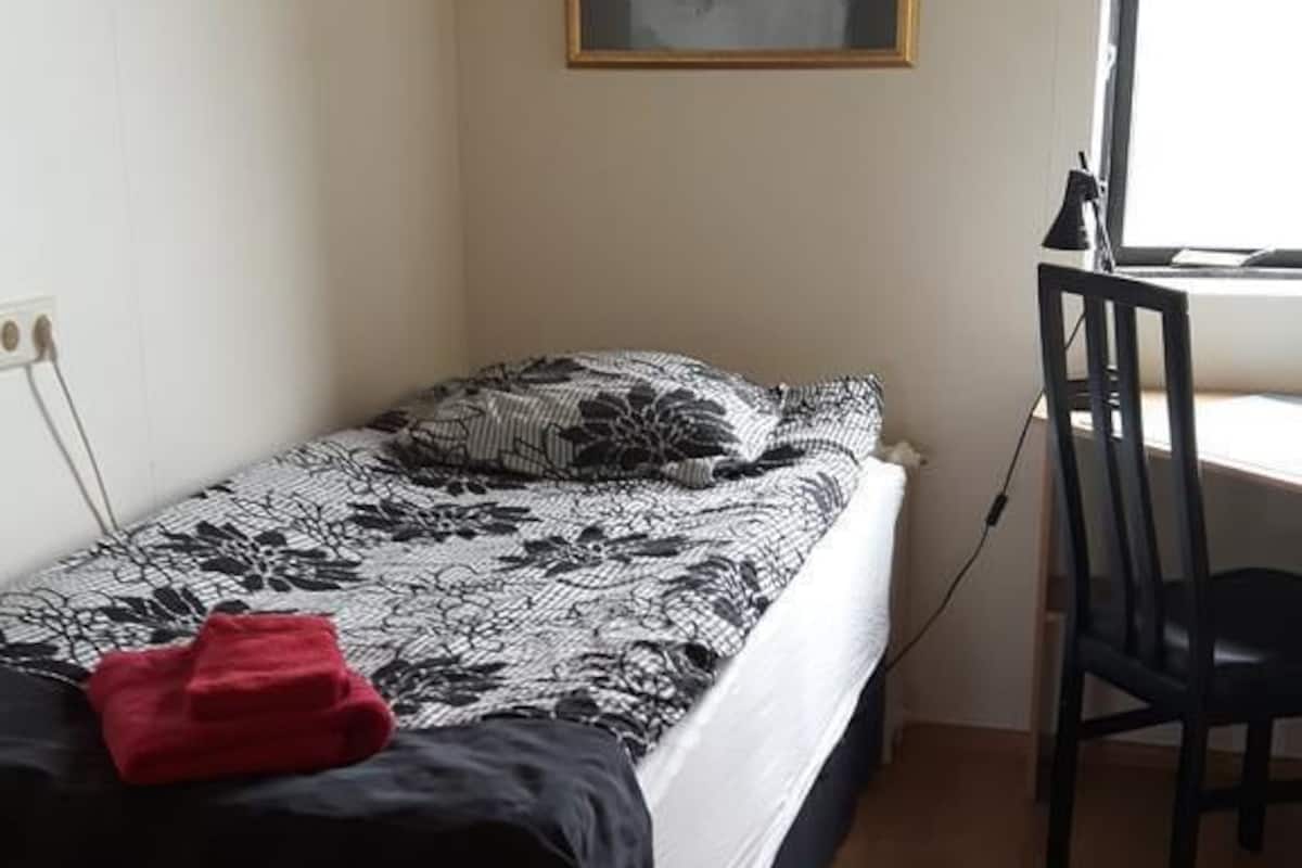 Eenpersoonskamer, gedeelde badkamer | Een bureau, verduisterende gordijnen, gratis wifi, beddengoed