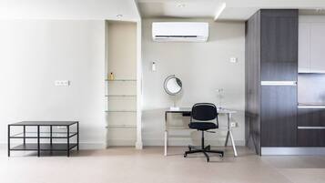 Un espacio de oficina moderno con escritorio, silla y estantería.