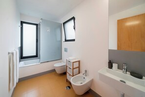 Shower, rainfall showerhead, hair dryer, towels - In peaceful Prazeres | Qta. Inácia Orchid Studio (Prazeres)