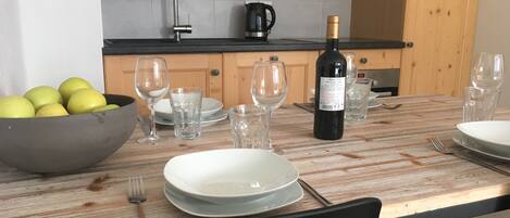 冷蔵庫、オーブン、コンロ、食器洗い機