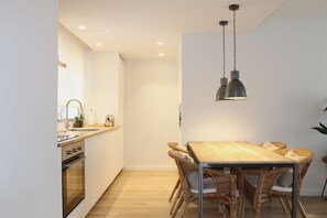 Frigorífico, microondas, horno y placa de cocina