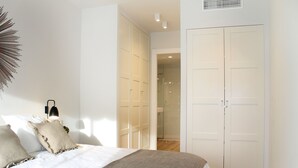 A bedroom with a bed, a wardrobe, and a bathroom with a shower. - Relax & Enjoy in a property, completely reformed, high standard quality and design (Alacant)